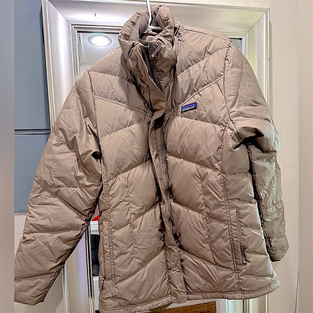 Patagonia Women’s Down Puffer Jacket – Taupe Brown (XL)